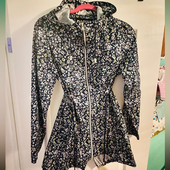 Atmosphere parka in a pocket windbreaker size medium. - Picture 1 of 4